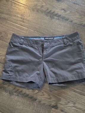 Under Armour Women's Charcoal Gray Cargo Shorts Size 14